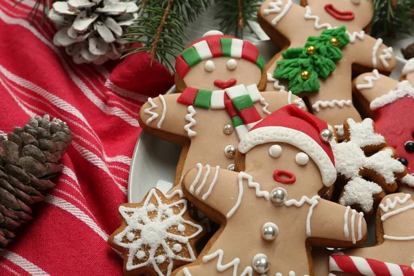 Lahodné Vánoční Cukroví Borové Šišky Jedlové Větve Stole Detailní Záběr — Stock fotografie