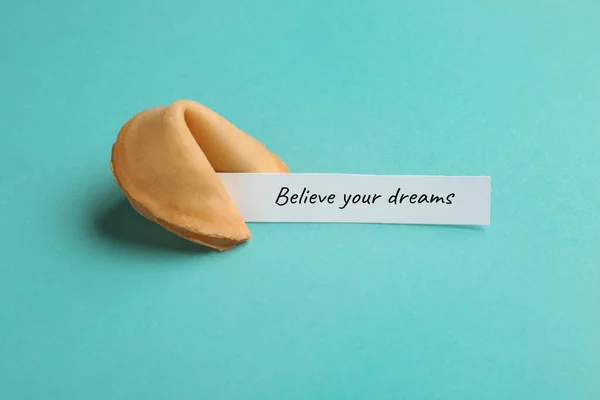 Νόστιμο Μπισκότο Τύχης Πρόβλεψη Πιστέψτε Όνειρά Σας Κυανό Φόντο — Φωτογραφία Αρχείου