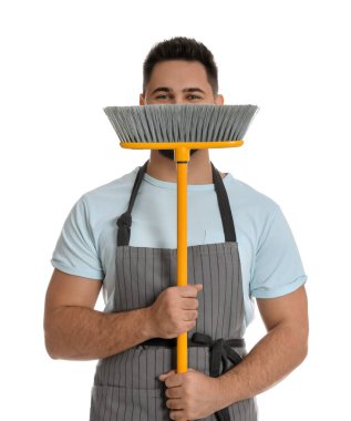 Beyaz arka planda sarı süpürgesi olan genç bir adam.