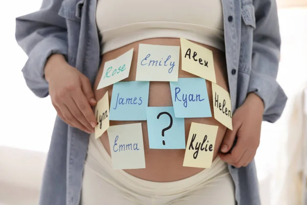Zwangere Vrouw Met Verschillende Baby Namen Buik Binnen Close — Stockfoto