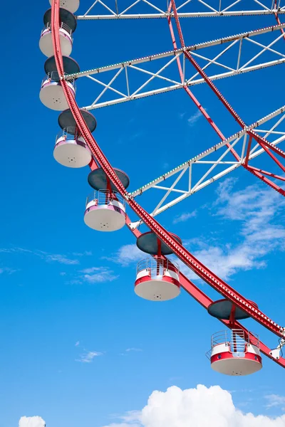 Όμορφη Μεγάλη Ρόδα Ferris Κατά Του Μπλε Ουρανού Χαμηλή Γωνία — Φωτογραφία Αρχείου
