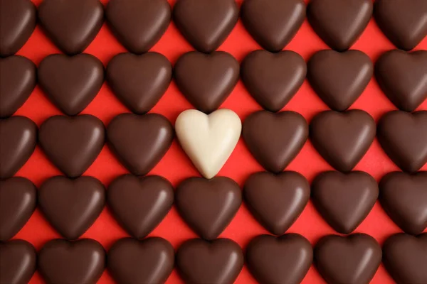 Savoureux Bonbons Chocolat Forme Coeur Sur Fond Rouge Plat Joyeuse — Photo