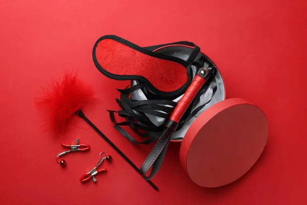 Pudełko Różnymi Zabawkami Seksualnymi Czerwonym Tle Płaskie Leżaki — Zdjęcie stockowe