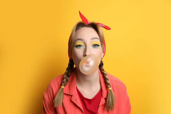 Modieuze Jonge Vrouw Met Vlechten Heldere Make Blazen Bubblegum Gele — Stockfoto