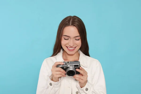 Mladá Žena Kamerou Světle Modrém Pozadí Zajímavý Koníček — Stock fotografie