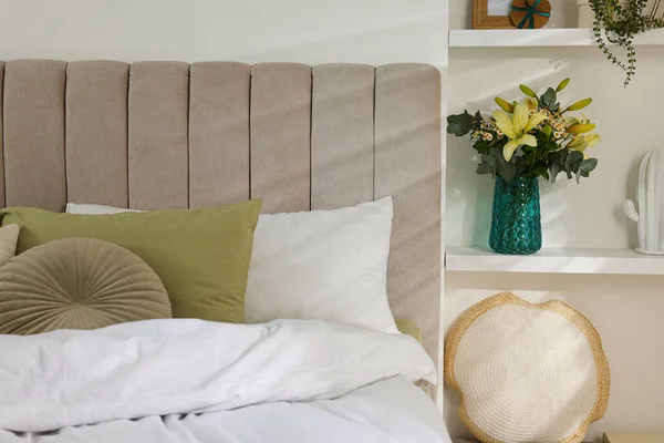 Yatak Odasındaki Rafta Bir Buket Güzel Çiçek Dekor Var — Stok fotoğraf