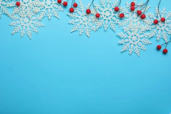 Όμορφες Διακοσμητικές Νιφάδες Χιονιού Και Κόκκινα Μούρα Γαλάζιο Φόντο Επίπεδο — Φωτογραφία Αρχείου