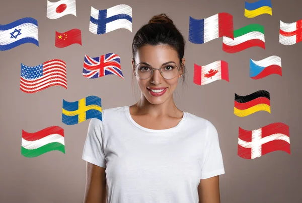 Tolmács Portréja Különböző Országok Zászlói Világosbarna Háttérrel — Stock Fotó