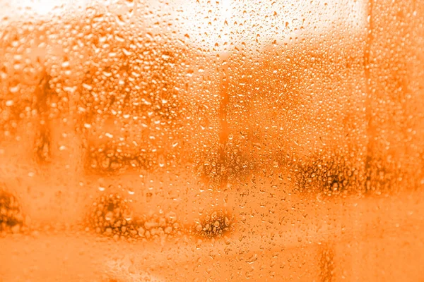 Vue Rapprochée Fenêtre Brumeuse Avec Gouttes Pluie Tonique Orange — Photo