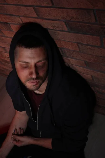 Überdosierter Drogenabhängiger Mann Nahe Ziegelmauer — Stockfoto