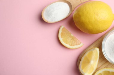 Pembe arka planda kabartma tozu ve limon. Metin için boşluk