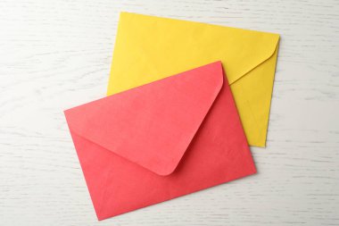 Beyaz ahşap zemin üzerinde kağıt zarflar, düz yatıyordu