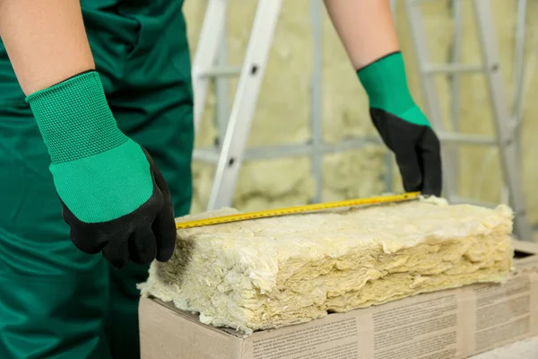 Trabajador Que Mide Material Aislamiento Térmico Interiores Primer Plano — Foto de Stock