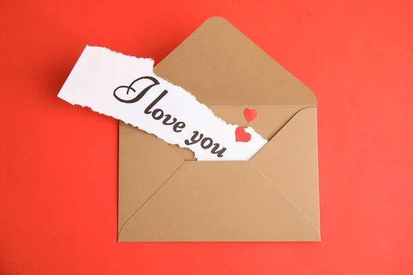 Papier Met Zin Love You Envelop Rode Achtergrond Bovenaanzicht — Stockfoto