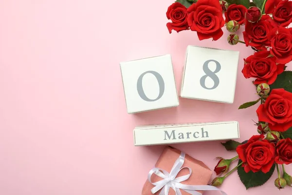 木块日历 日期为3月8日 礼物和玫瑰粉色背景 案文的篇幅 — 图库照片