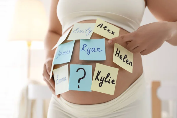Mujer Embarazada Con Diferentes Nombres Bebé Vientre Interior Primer Plano — Foto de Stock