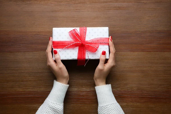 Mujer Sosteniendo Caja Regalo Navidad Blanca Mesa Madera Vista Superior —  Fotos de Stock