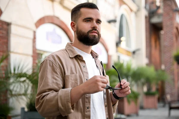 Portret Przystojnego Stylowego Mężczyzny Okularach Przeciwsłonecznych Ulicy — Zdjęcie stockowe