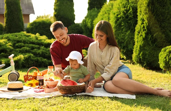 Happy Family Having Picnic Garden Sunny Day — Foto Stock