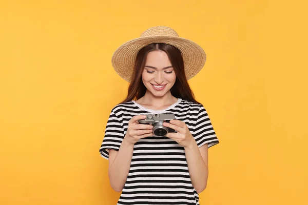 Jovem Com Câmera Fundo Amarelo Passatempo Interessante — Fotografia de Stock