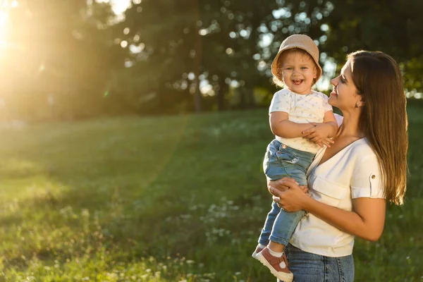 Gelukkige Moeder Met Haar Schattige Dochtertje Het Park Zonnige Dag — Stockfoto