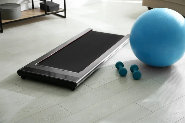 Modernes Laufband Kurzhanteln Und Fitnessball Wohnzimmer Fitnessgeräte Hause — Stockfoto