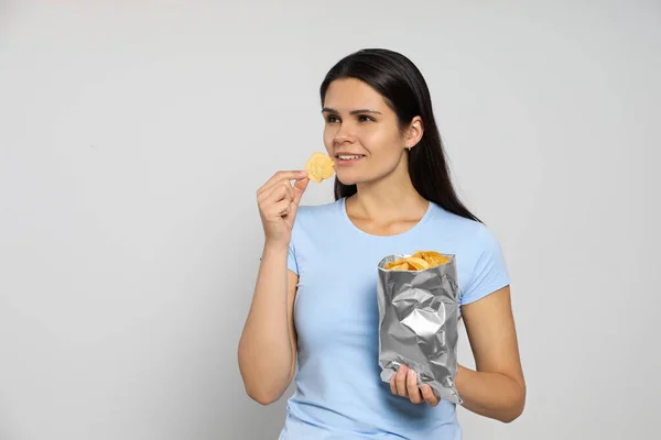 Beautiful Woman Eating Potato Chips Grey Background Space Text — Stock Photo, Image