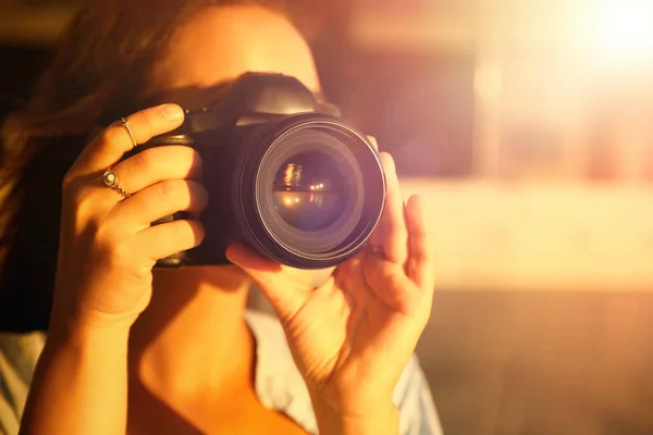 Fotograf Fotografiert Mit Professioneller Kamera Freien — Stockfoto