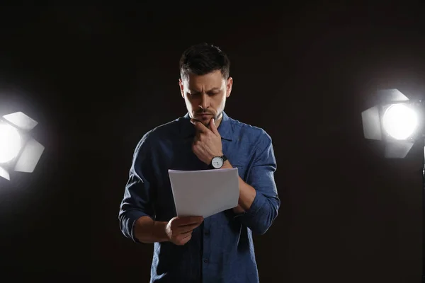 Ator Profissional Lendo Seu Roteiro Durante Ensaio Teatro — Fotografia de Stock