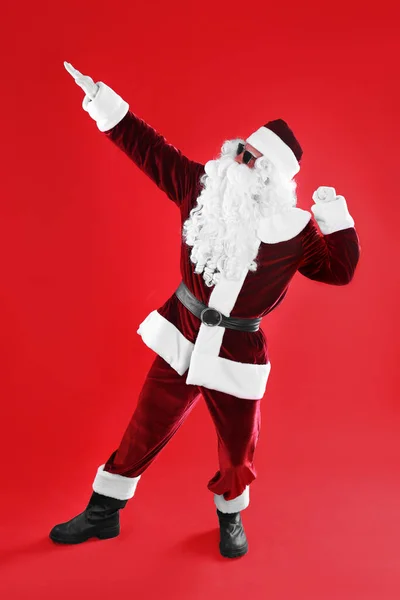 Retrato Completo Santa Claus Con Gafas Sol Sobre Fondo Rojo —  Fotos de Stock