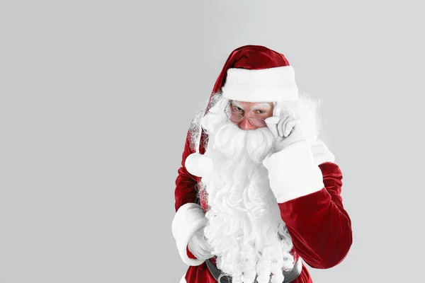 Retrato Santa Claus Sobre Fondo Gris Claro Espacio Para Texto —  Fotos de Stock