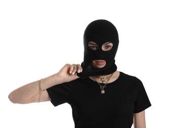 Beyaz arka planda örülmüş kar maskesi giyen bir kadın.