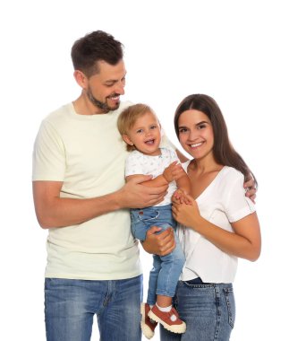 Beyaz arka planda günlük giysiler içinde mutlu şirin bir aile.