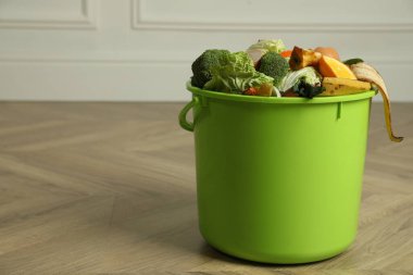 Kapalı mekanda doğal çöp kutusu, mesaj için yer. Organik atıkların gübrelenmesi