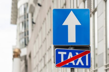 Trafik işaretleri Tek Yönlü Yol ve Taksinin Sonu Şehir Caddesinde duruyor, metin için boşluk