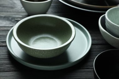 Siyah ahşap masada boş bulaşık takımı.