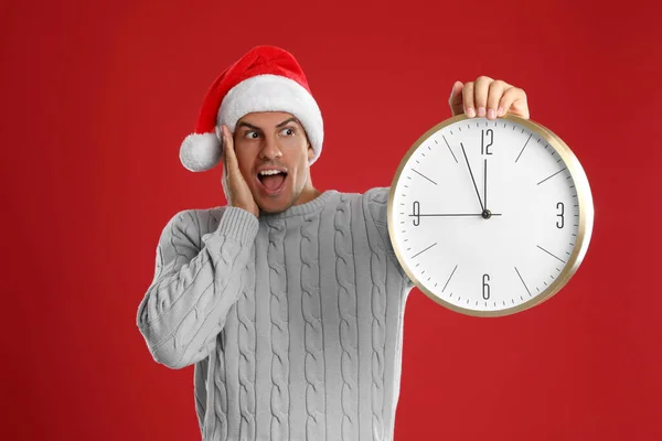 Hombre Sombrero Santa Con Reloj Sobre Fondo Rojo Cuenta Atrás — Foto de Stock