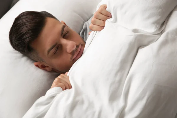 Bonito Homem Dormindo Sob Cobertor Macio Cama Casa — Fotografia de Stock