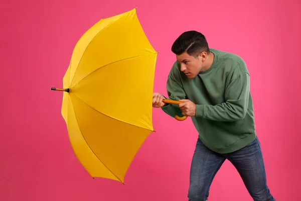 Känslomässig Man Med Paraply Fångas Vindpust Rosa Bakgrund — Stockfoto