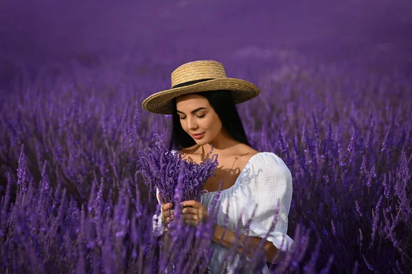 Beautiful Young Woman Bouquet Lavender Field — Stockfoto