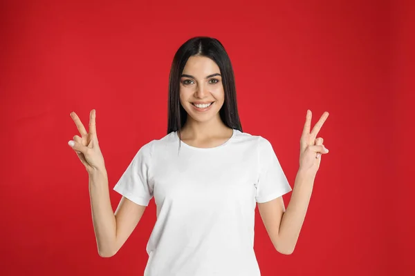 Mujer Mostrando Número Cuatro Con Sus Manos Sobre Fondo Rojo — Foto de Stock