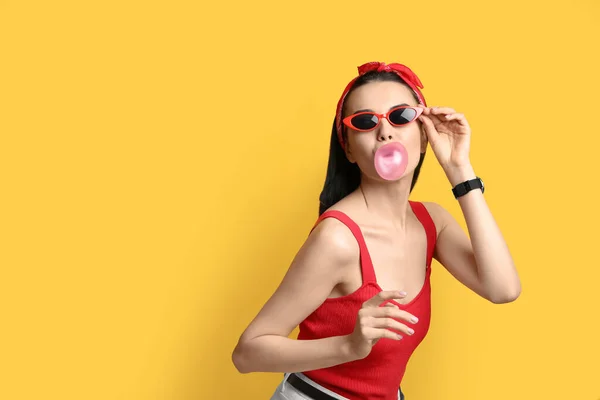 Modische Junge Frau Pin Outfit Bläst Bubblegum Auf Gelbem Hintergrund — Stockfoto
