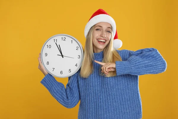 Woman Santa Hat Clock Yellow Background New Year Countdown — Fotografia de Stock