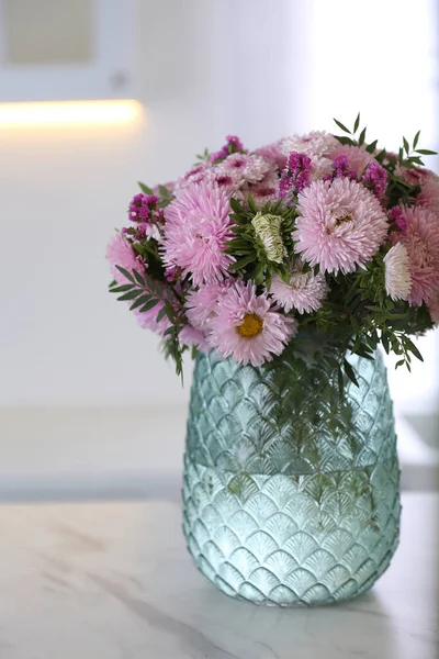 Váza Krásnými Květy Chryzantémy Stole Kuchyni Návrh Interiéru — Stock fotografie