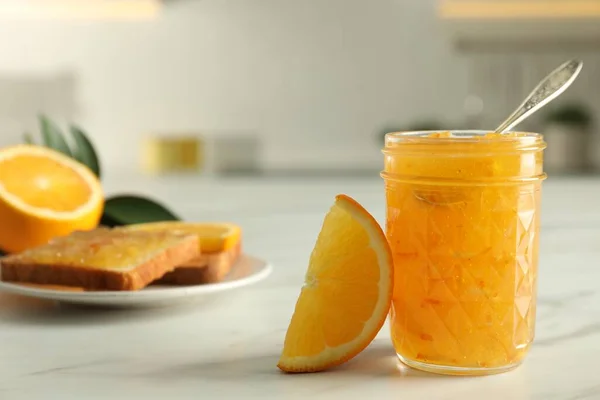 Finom Narancs Lekvár Citrusféle Szelet Fehér Asztalon Közelkép Szöveg Helye — Stock Fotó