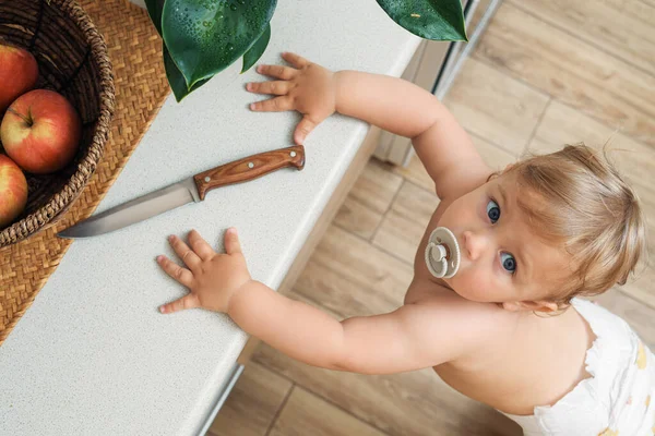 Ett Litet Barn Nära Ljusbänken Med Kniv Faror Köket — Stockfoto