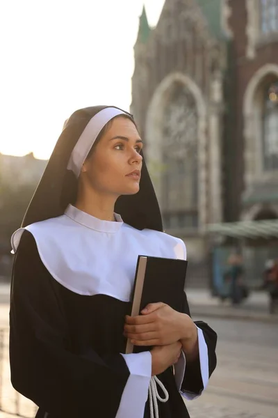 Güneşli Bir Günde Katedralin Yanında Ncil Olan Genç Bir Rahibe — Stok fotoğraf
