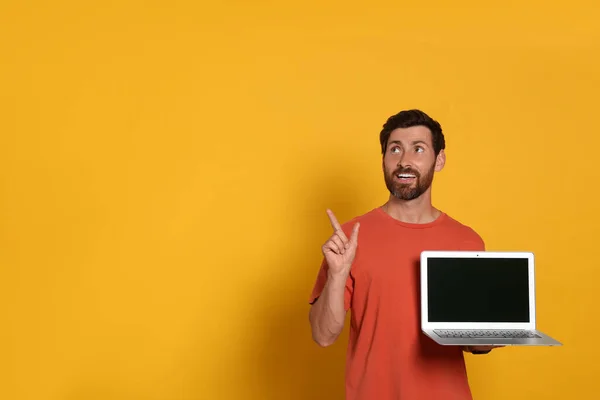 Handsome Man Laptop Orange Background — ストック写真