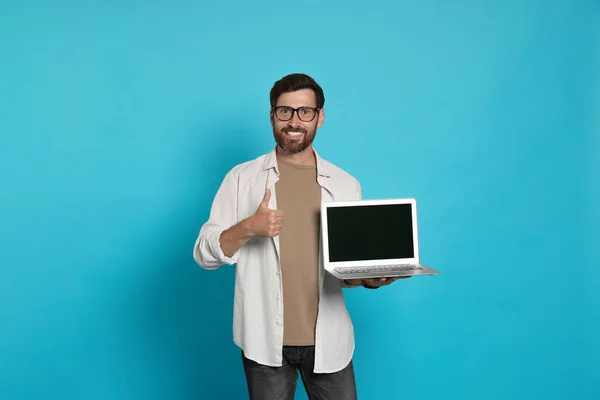 Handsome Man Laptop Showing Thumb Gesture Light Blue Background — ストック写真