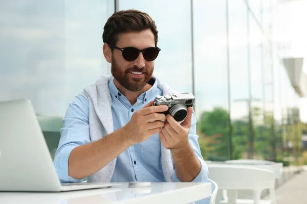 Homem Com Câmera Laptop Café Livre Passatempo Interessante — Fotografia de Stock